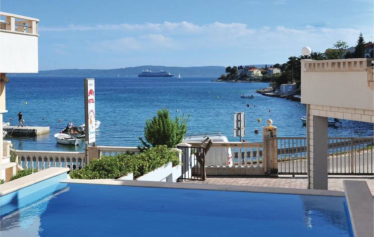 Cozy 1-Bed Apartment with Pool & Terrace, 600m to Uvala Bočići Beach in Okrug Gornji, Ciovo