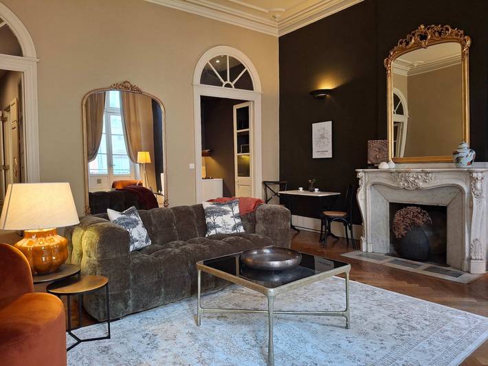 Entire apartment, Historic Stylish Apt in Heart of Carcassonne in Carcassonne, Carcassonne region