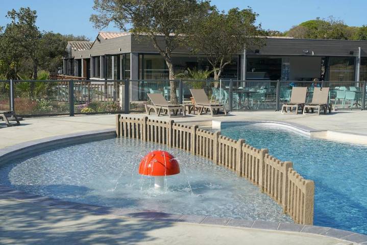 Camping pour 4 personnes, avec bassin pour enfant ainsi que terrasse et piscine