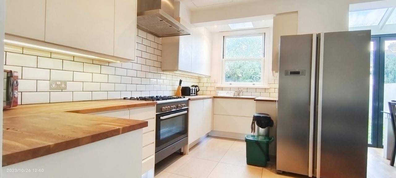 4 Bedroom House with Garden and Parking in Acton in Ealing, London