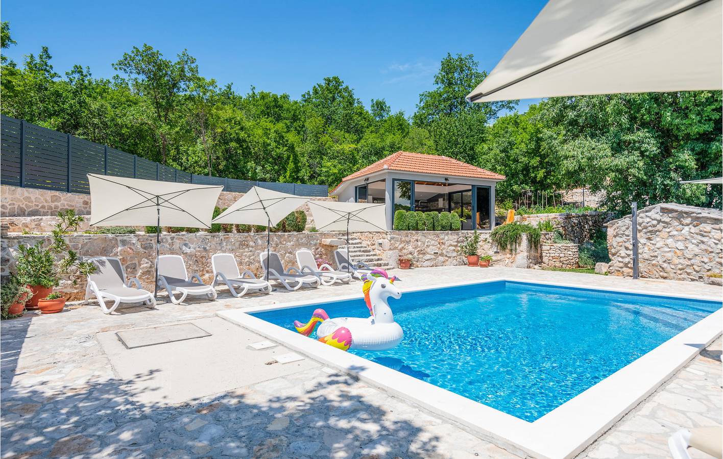 Geräumige 2-Zimmer-Wohnung mit Pool und Terrasse, WLAN, Parkplatz in Imotski, Makarska Riviera