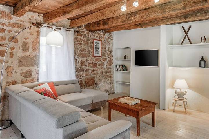 Location de vacances pour 10 personnes, avec Terrasse ainsi que Jardin et Piscine à Teillots