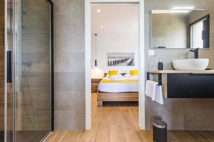 Gîte pour 2 personnes, avec piscine ainsi que jacuzzi et terrasse dans Plage Du Port Meleu Prefailles - 3