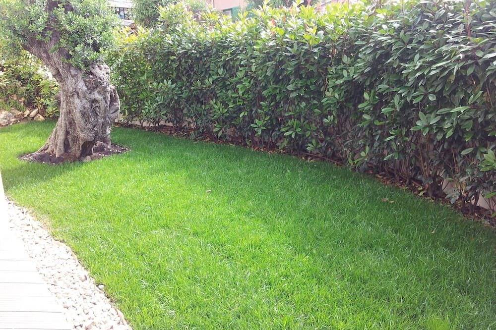 Entire apartment, 2 Bed Apartment with Pool in Beausoleil, Nice region