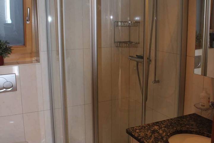 Ganze Wohnung, Alpen-Träumli - Exklusive Ferienwohnung  mit aussichtsreicher Sonnenterrasse in Beatenberg, Thunersee