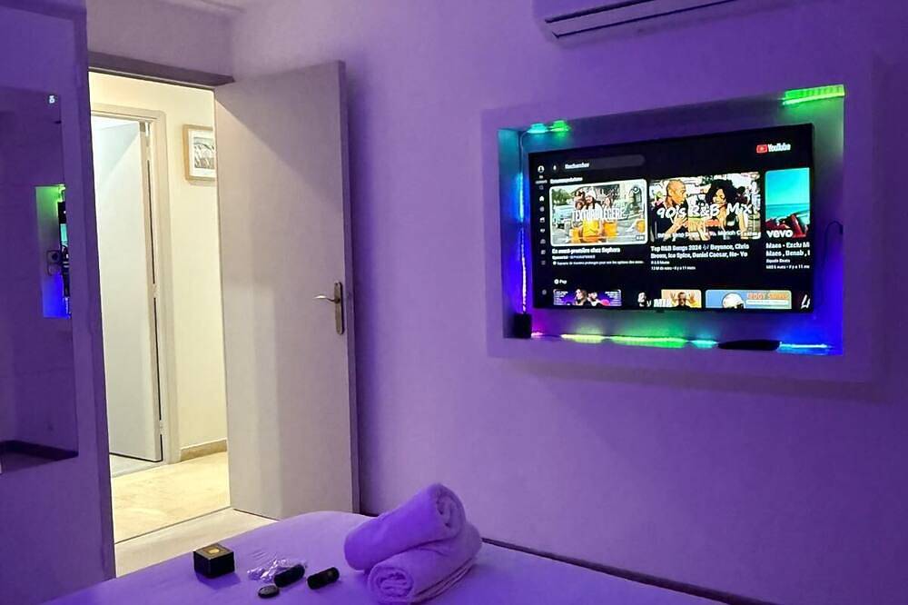 Entire apartment, Apartment Le Valéria in Saint-Laurent-du-Var, Cannes region