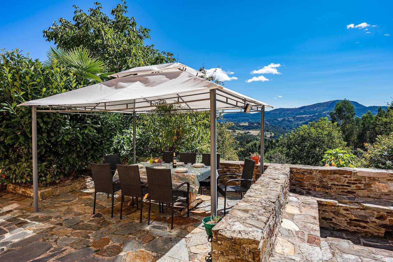 Casa rural 'Hortensia' con vistas a la montaña, terraza privada y Wi-Fi in Salas , Costa Verde