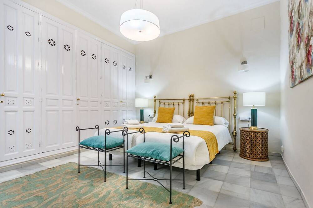 Entire apartment, Families, calm city center 3 bedrooms 5 bathrooms wifi air conditioning heating in Casco Antiguo, Sevilla