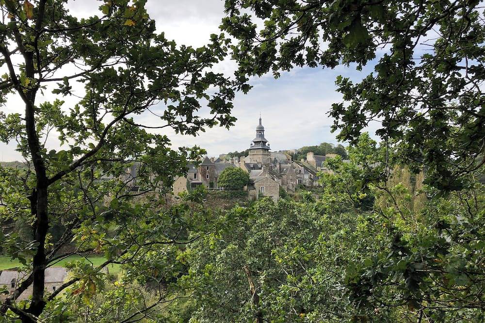 Maison De Maitre,  6 Personnes, Charme & Caractere Au Coeur De La Cite Medievale in Hénon, Cotes-d'Armor