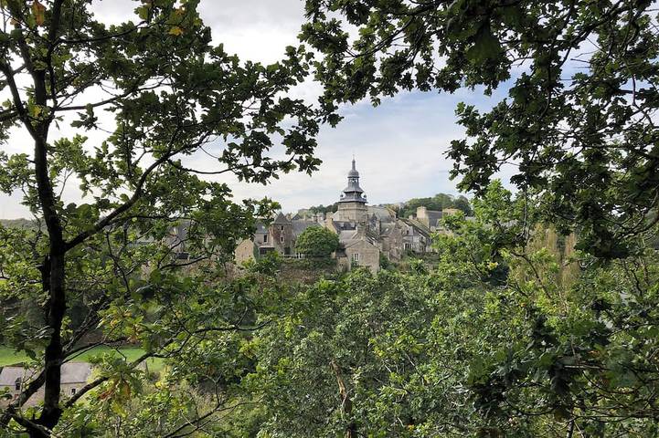 Location de vacances pour 4 personnes, avec jardin à Hénon
