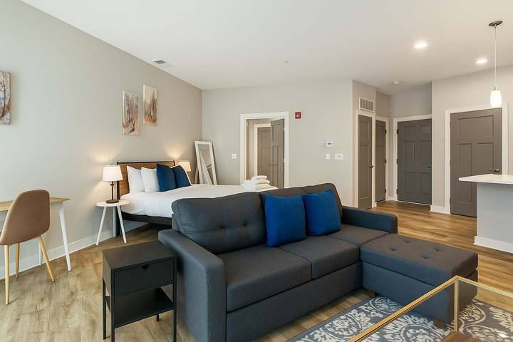 Vacation rental for 3 people, with pool and balcony, kid friendly in Indianapolis