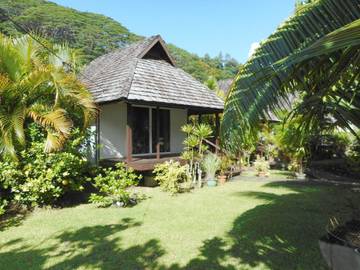 Gîte pour 2 personnes, avec jardin ainsi que vue et piscine dans Pueu
