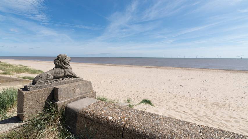Stunning Beach House - On the Beach - Pets Ok in Caister-on-Sea, Great Yarmouth