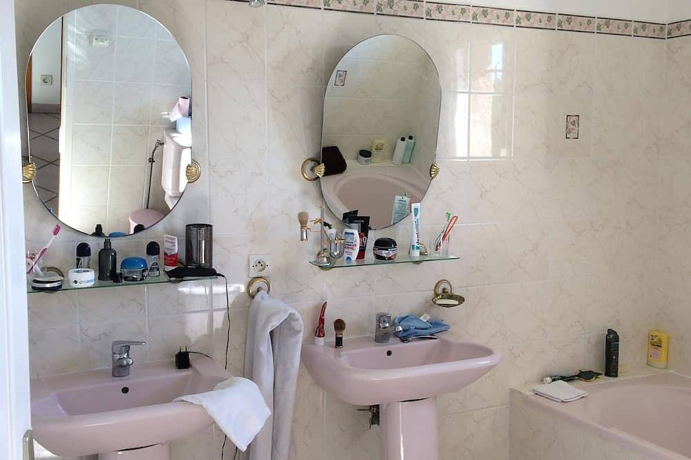 Paraíso de Provenza --- entre vienne y Lyon<br>4 habitaciones dobles para 8 personas. in Saint-Cyr-sur-le-Rhône, Parque Natural Regional de Pilat