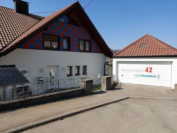 Geheel appartement, Vakantiewoning 'Felsenblick' met balkon en wifi in Albstadt, Schwäbische Alb Radweg Region