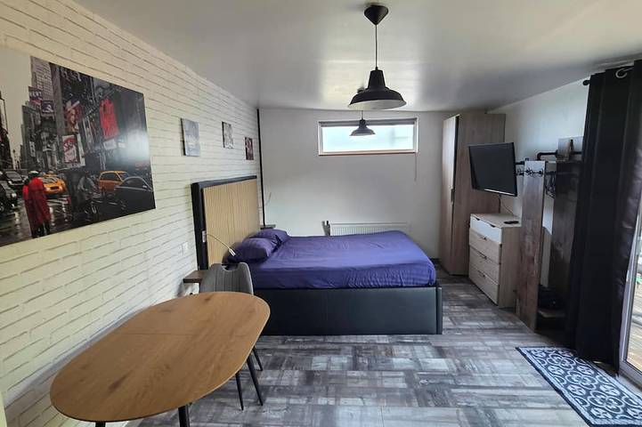 Apartamento entero, Studio 2 Pers. 25 m2 with terrace not overlooked, near beaches, port and village. in Larmor-Plage, Côte des Mégalithes