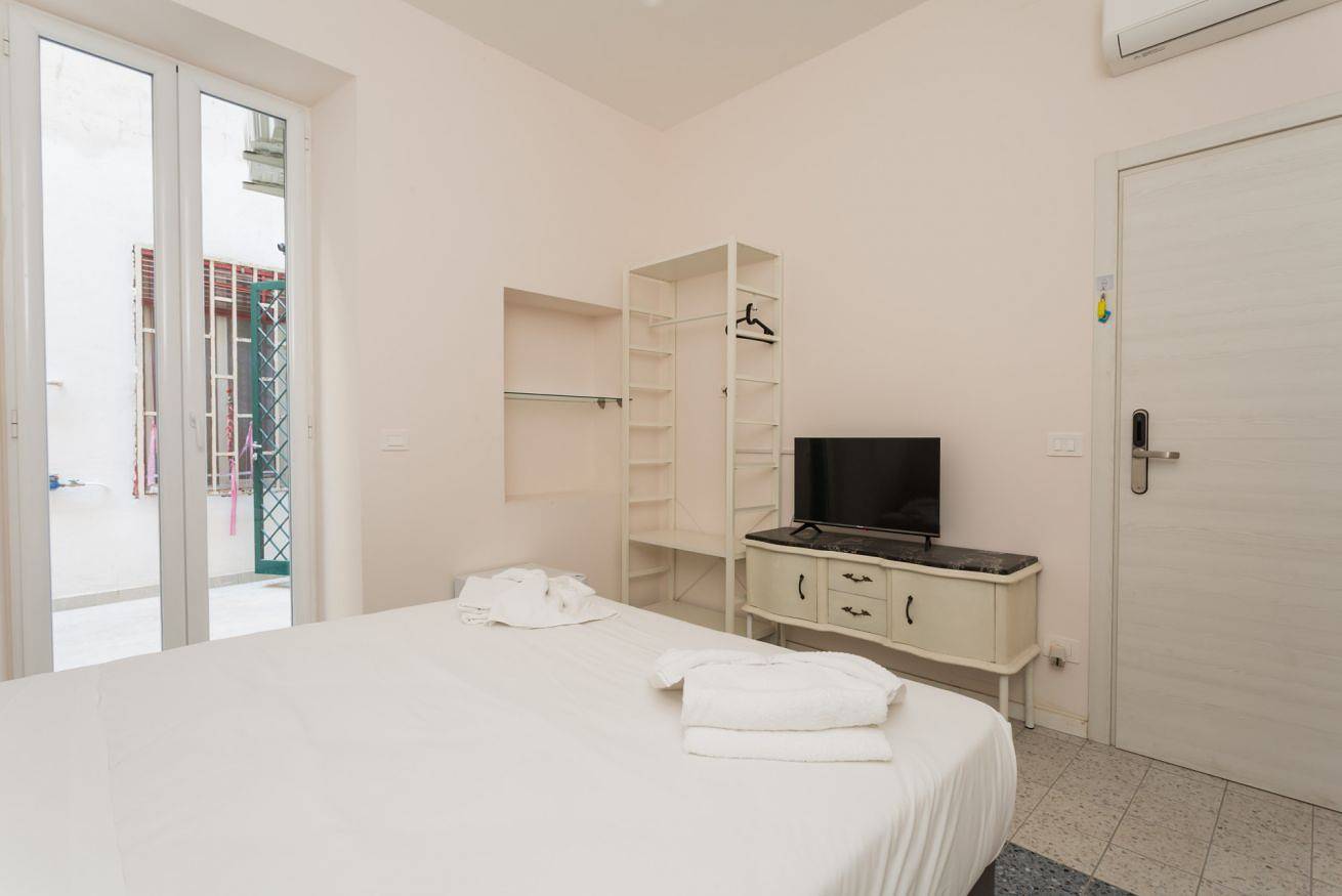 Ganze Wohnung, San Saverio room I 3 santi in Neapel, Neapel Provinz
