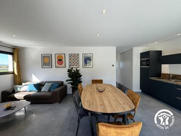 Gîte pour 4 personnes, avec piscine et terrasse à Trouillas