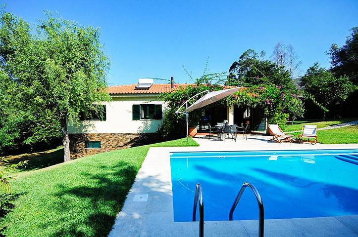 Location de vacances pour 8 personnes, avec terrasse et jardin dans Venade