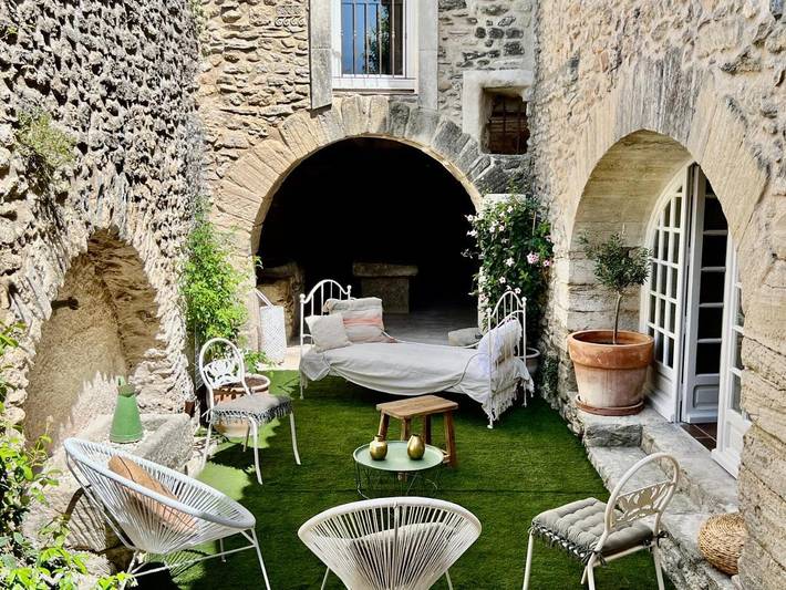 Maison d’hôte pour 10 personnes, avec Terrasse et Jardin ainsi que Piscine et Vue à Lagnes - 3