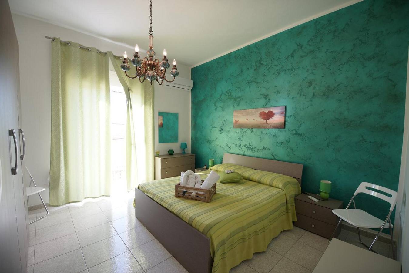 'B&B Nodo Francescano - Camera Verde' con vista mare, Wi-Fi e aria condizionata in Porto Empedocle, Provincia di Agrigento