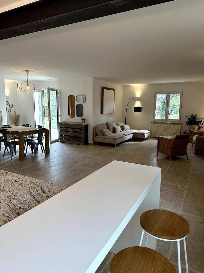 Location de vacances pour 8 personnes, avec jardin ainsi que terrasse et piscine à Cabrières-d'Avignon