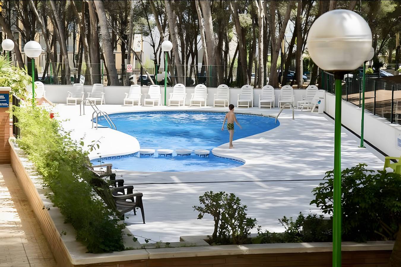 Apartamento inteiro, Apartamento 'Stella Rose' com Piscina Partilhada, Terraço Privado e Ar Condicionado in Salou, Costa Dorada