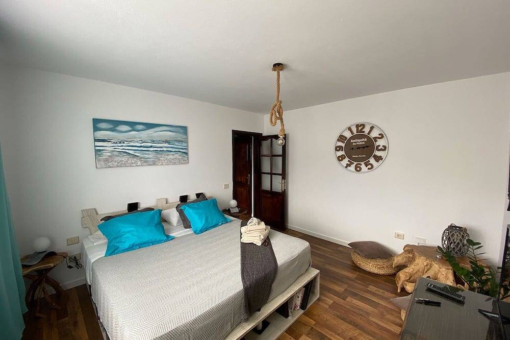 Grande chambre double avec salle de bain in La Costa (Lanzarote), Tinajo