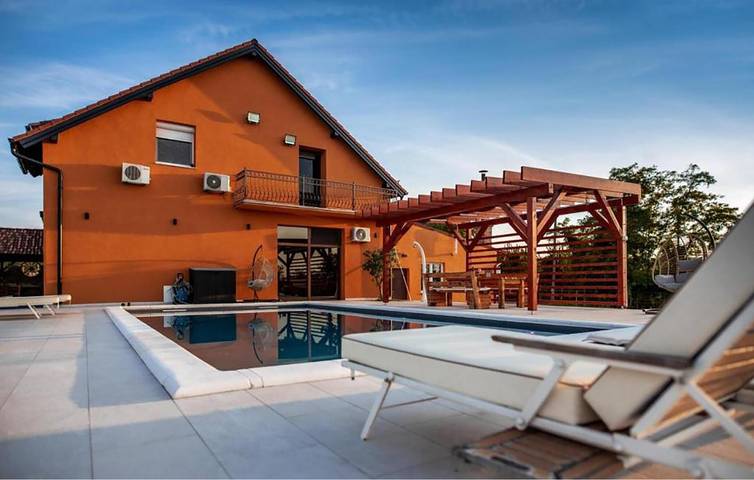 Ferienhaus für 12 Personen, mit Garten und Terrasse sowie Pool und Sauna, mit Haustier - 1