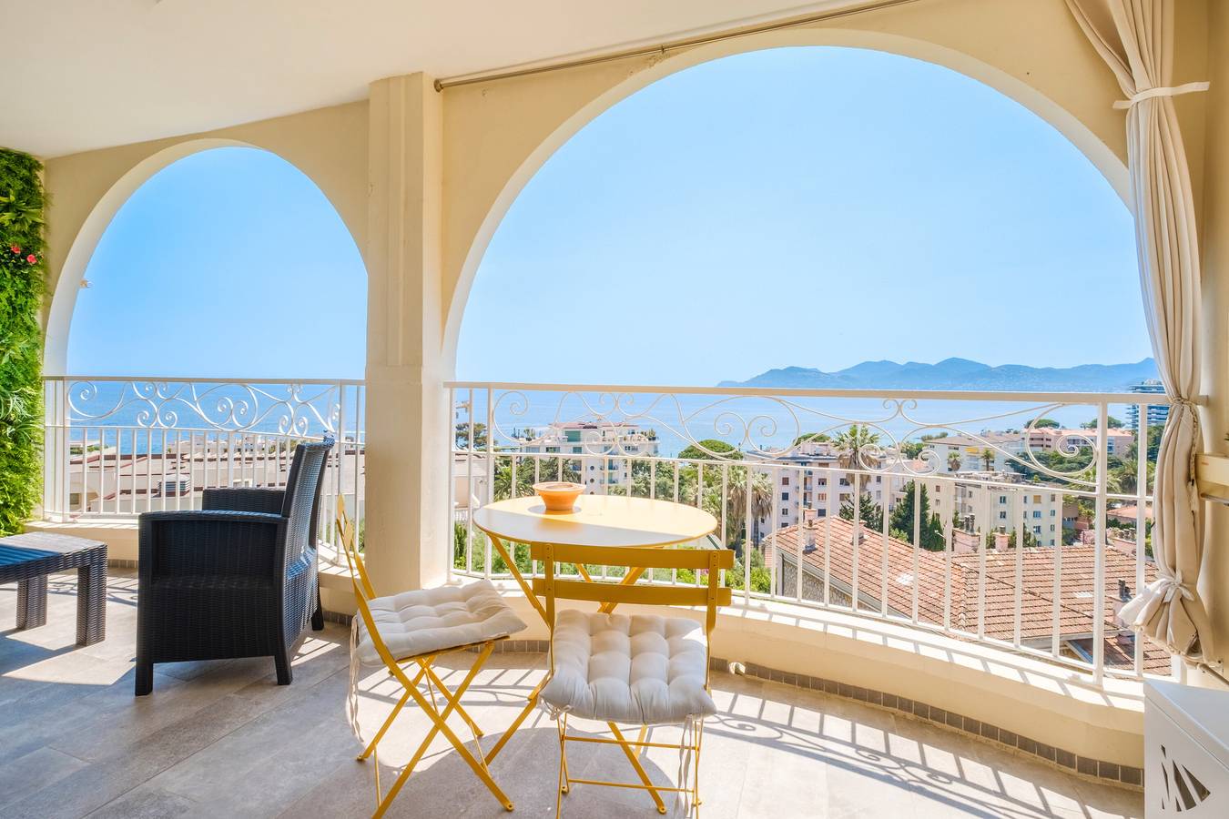 Entire apartment, Apartment "Palais Isabelle" with sea view and terrace, just steps from the beaches of Cannes in Cannes, Cannes region