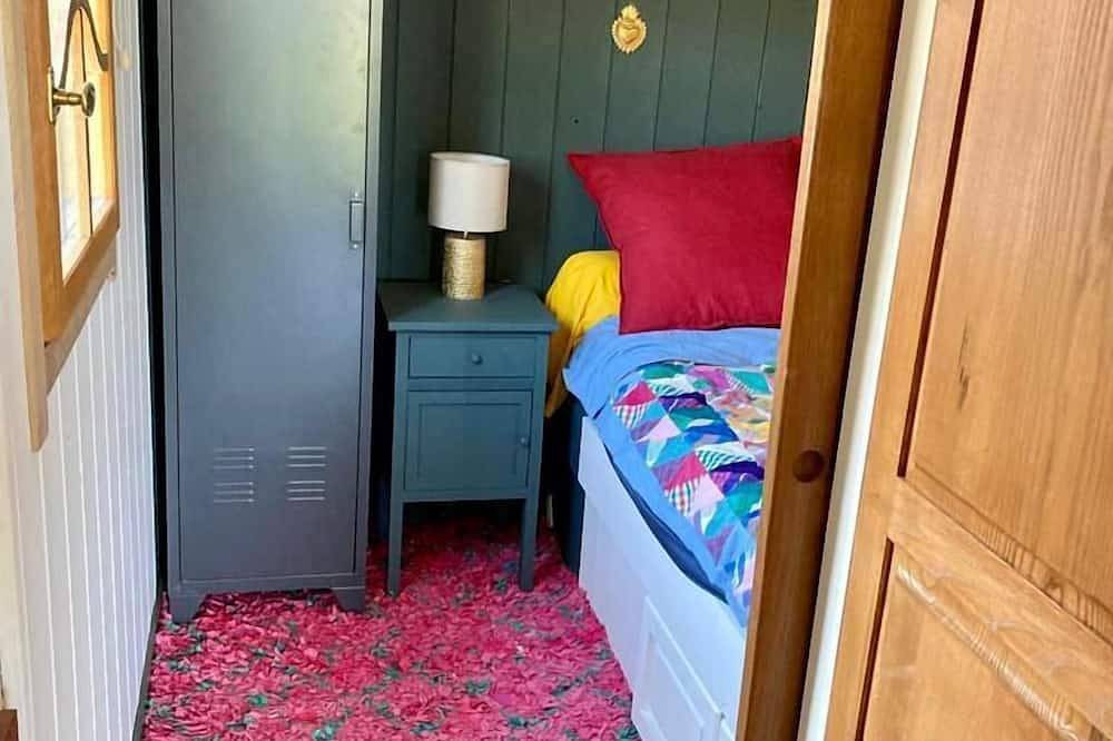 Roulotte en bois logement insolite pour 2 in Morlanne, Béarn