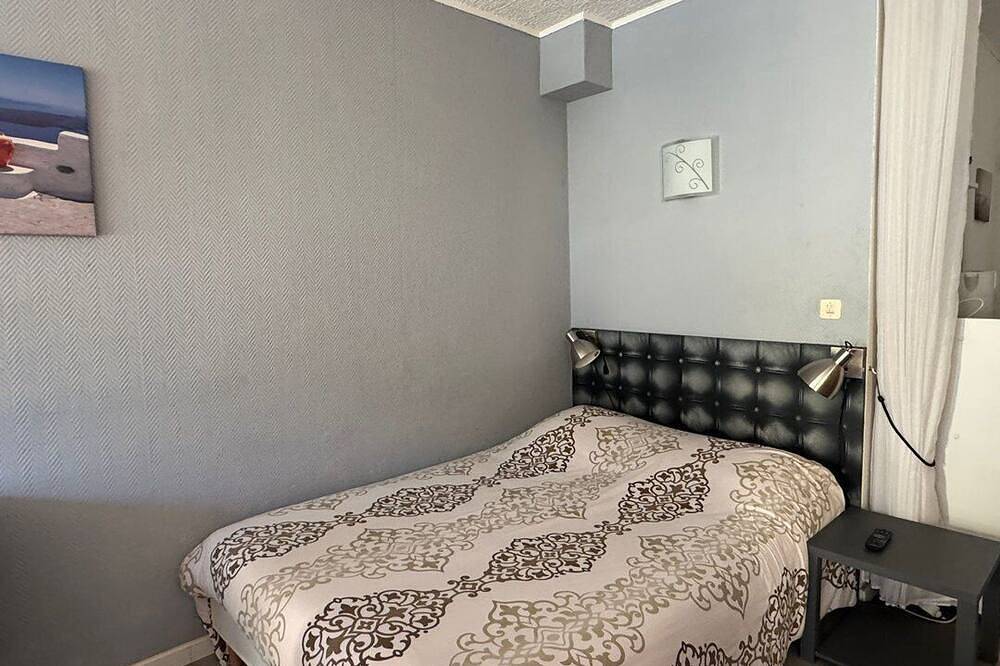 Entire apartment, Studio Classé 2 Étoiles en Rez-de-jardin Avec Grande Terrasse a 5 min à Pied du Centre Ville in Vernet-les-Bains, Parc naturel régional des Pyrénées catalanes
