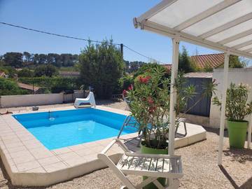 Gîte pour 6 personnes, avec terrasse ainsi que piscine et vue, animaux acceptés à Plan-de-Cuques
