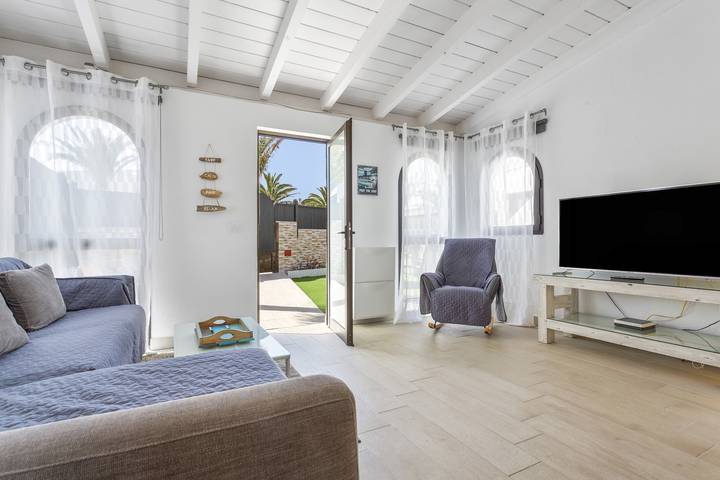 Casa Grisu Corralejo – Sea Views, Sun, Hot Tub: The Ultimate Vacation Retreat in Bajo del Medio (La Oliva), La Oliva