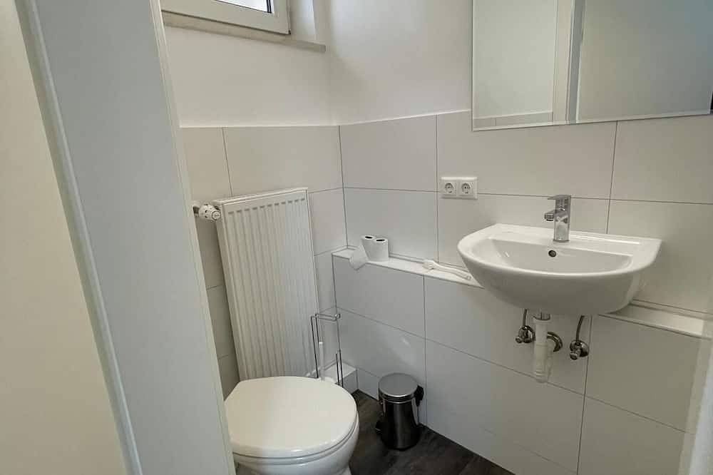 Entire apartment, Spacious basement apartment with 3 bedrooms, Wohnung mit 4 Betten in Germering, Upper Bavaria