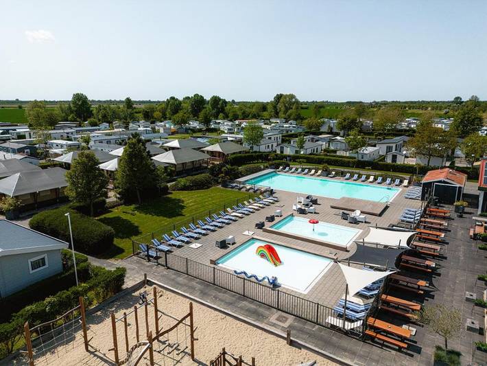 Camping für 4 Personen, mit Terrasse und Garten sowie Pool und Ausblick in Kamperland