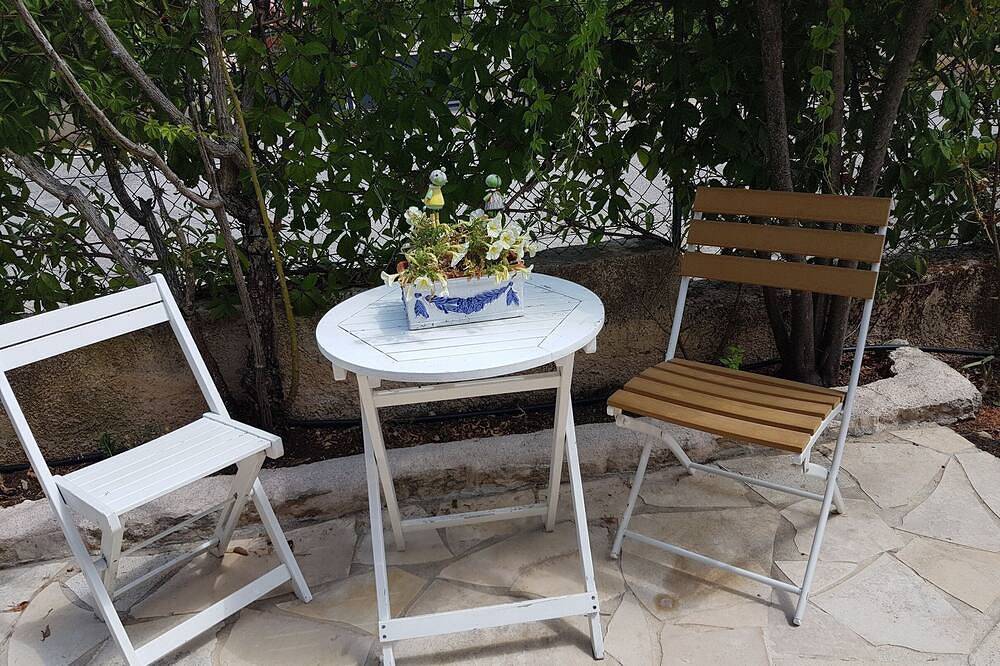 Ganze Wohnung, Petit Fleur Studio with Terrace in Ampus, Draguignan Region