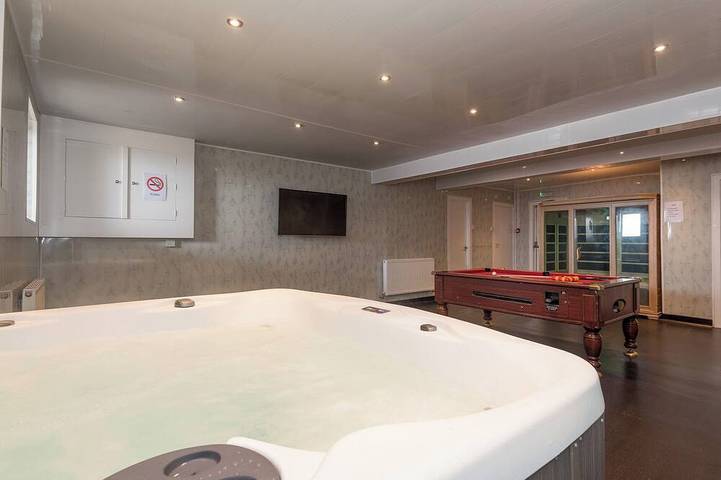 Cottage for 24 people, with balcony and hot tub in Blackpool