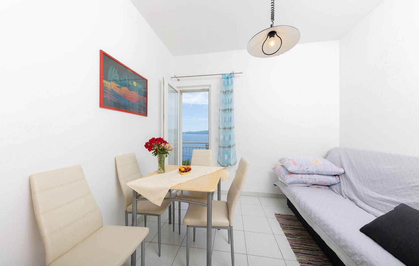 Ganze Ferienwohnung, Charmantes Apartment mit Terrasse, WLAN und Strandzugang in 2 km Entfernung in Lokva Rogoznica, Omis-Riviera