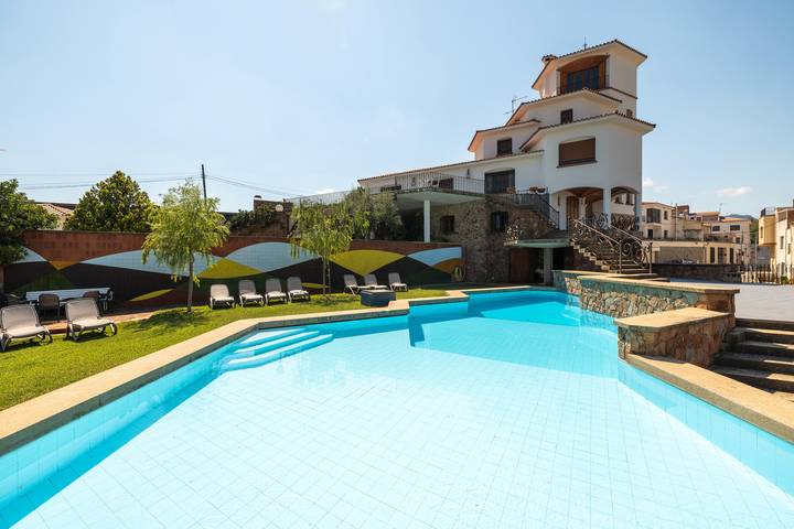 Holiday rental for 20 people, with garden, with pets in Catalonia