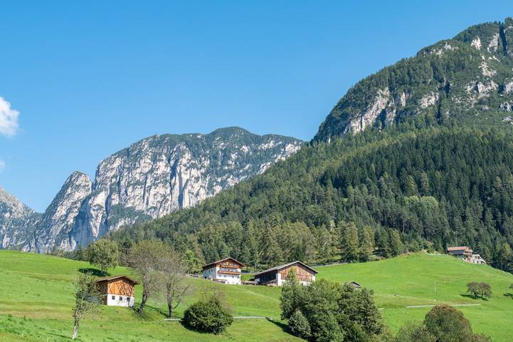 Entire apartment, Holiday Apartment 'Mongaduierhof Apt Tschafon' with Mountain View, Shared Garden & Wi-Fi in Völs am Schlern, Dolomiti Superski