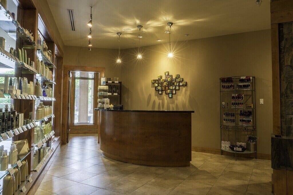 Ganze Wohnung, The Cove Lakeside, private grnd flr w/ large covered deck, lake, park, mtn view in West Kelowna, Crystal Mountain