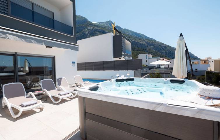Villa für 6 Personen, mit Terrasse und Whirlpool sowie Garten in Makarska