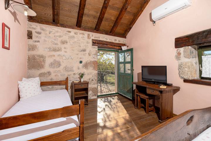 Ferienhaus für 4 Personen, mit Terrasse und Garten in Starigrad