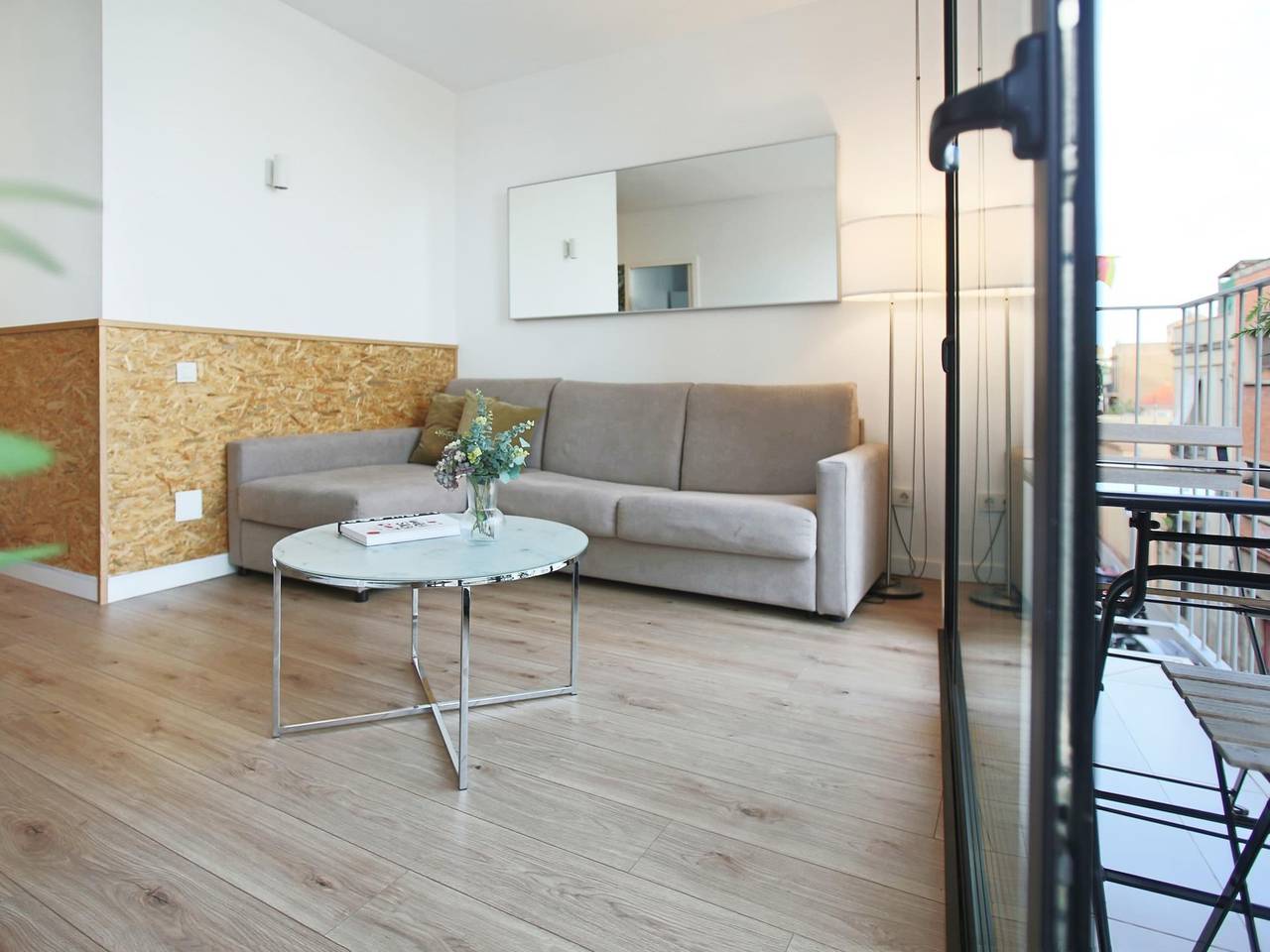Entire holiday apartment, 12 Chic and Central Apt. with balcony in Gracia in Barcelona Centre, Barcelona