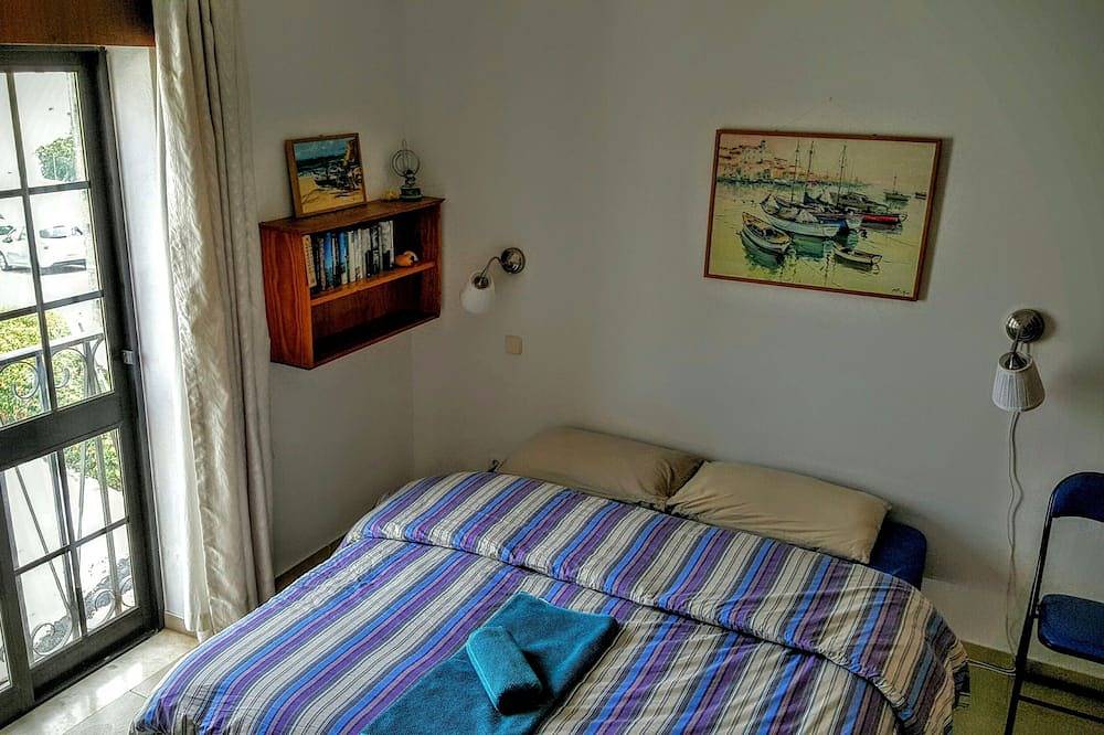 Moderne 2-etasjes hus med liten hage, balkong, bygget i 1998 in Ferragudo, Faro-distriktet