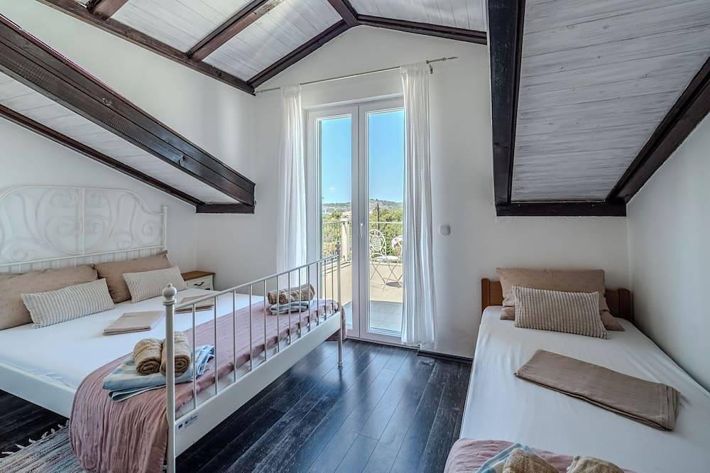 Villa Julia with a private heated pool and hot tub, ideal for large groups in Milna, Brac