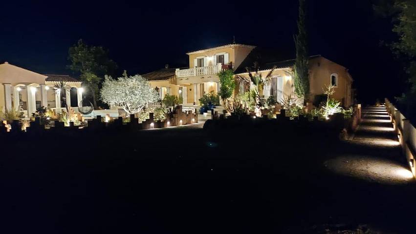 Chambre d’hôte pour 4 personnes, avec vue ainsi que jardin et piscine à Régusse - 3