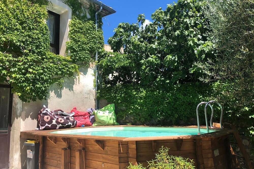 Independent house with garden and swimming pool, sleeps 10 in Vic-la-Gardiole, Côte d'Améthyste