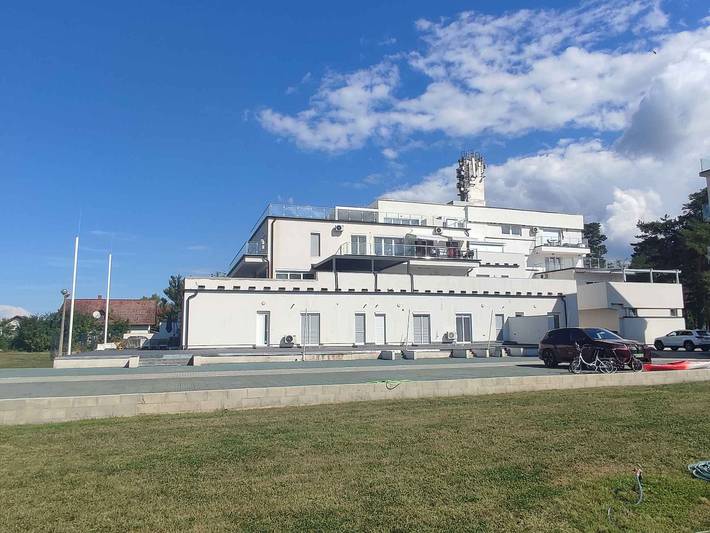 Ganze Ferienwohnung, Ferienwohnung mit moderner Einrichtung direkt am Wasser, mit Klimaanlage  in Balatonfenyves, Plattensee Südufer